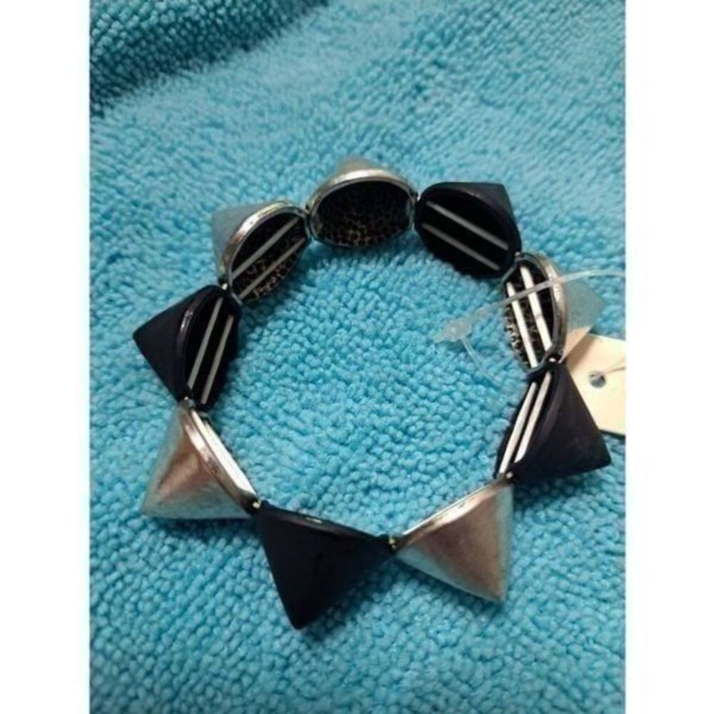 Spiked stretchable bracelet